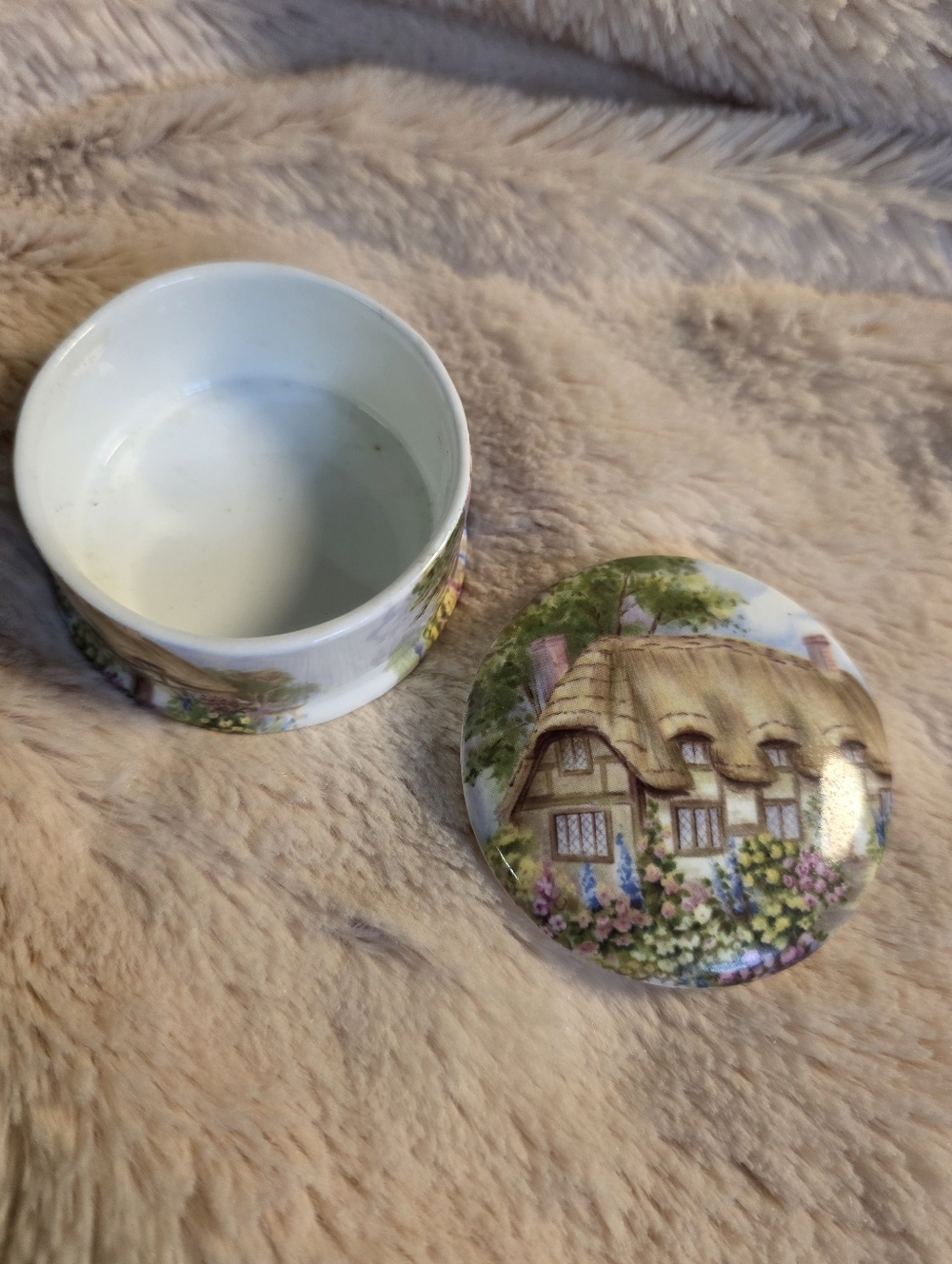 Charming Cottage Scene Decorative Box - Picture 2 of 4